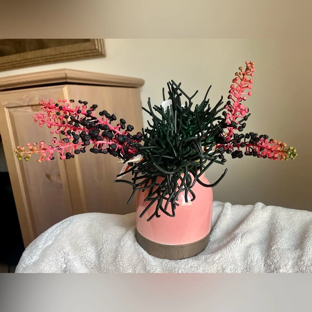 Planter & 6 faux foliage (NWT) retail $43.93 home decor
